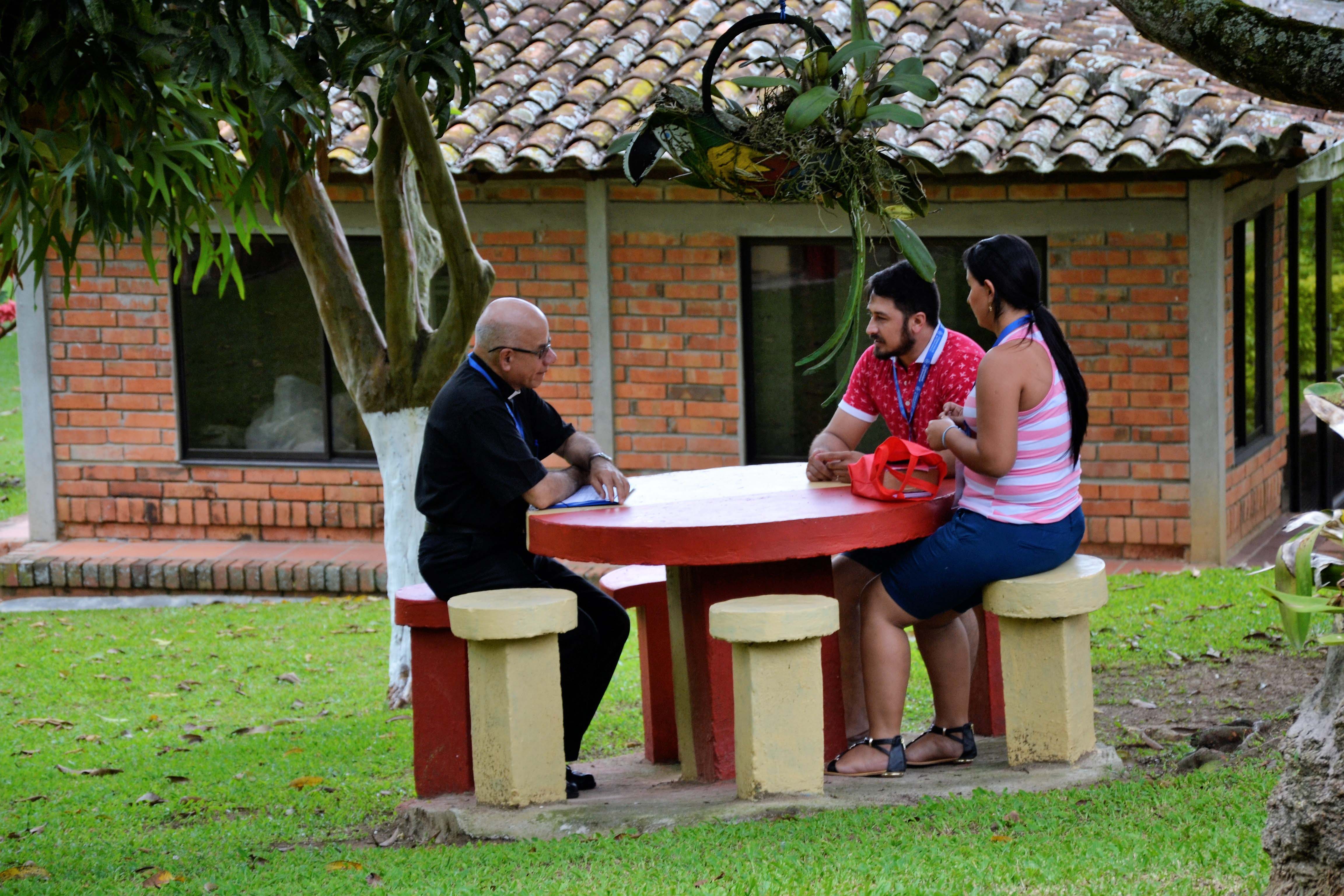 AV sacerdote pareja