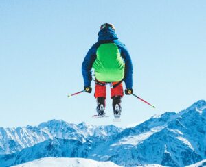 Ski neige saut jeunes ados maarten duineveld 2QNDSPCSzCI unsplash e1694071373655