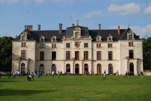 Des enfants jouent au foot devant la maison de Chezelles ter
