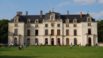Des enfants jouent au foot devant la maison de Chezelles ter