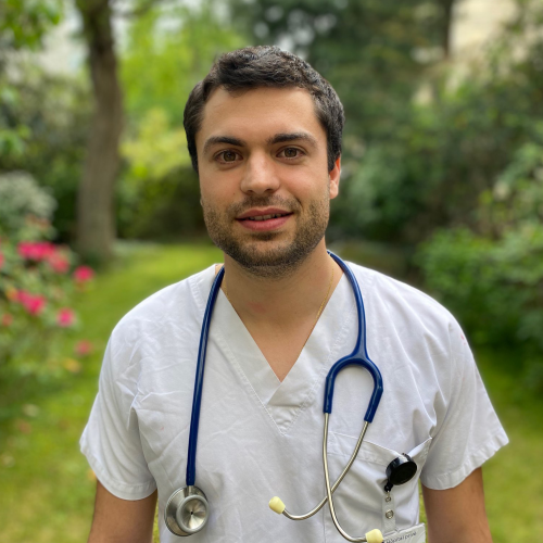 De l'aube à la blouse de médecin un séminariste auprès des malades du covid