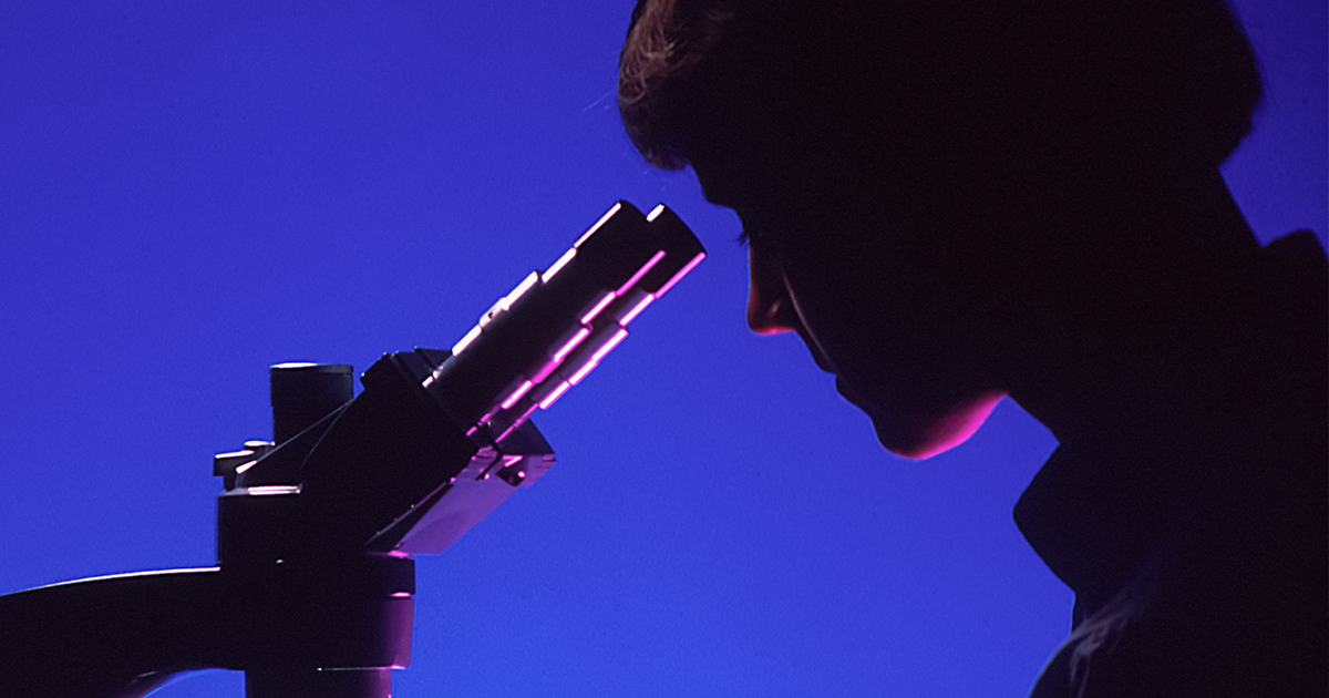Actualités Vignette Facebook bleu microscope