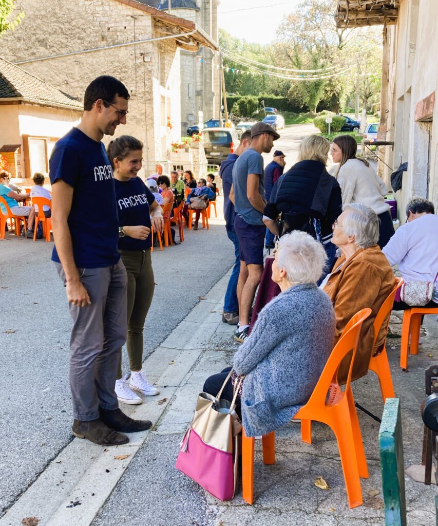 Arcade : des jeunes au service de la restauration de patrimoine et du lien social Fete de village a Saint Alban