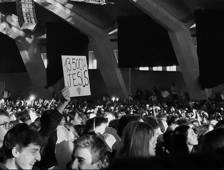 13 500 lycéens rassemblés à Lourdes au Frat Frat Lourdes noir et blanc ok