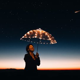 gratitude-femme-sourire-nuit-parapluie
